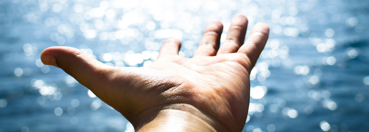 Ausgestreckte Hand zum Wasser (Foto: Lukas Blazek, CC0)