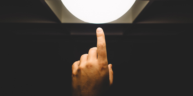 Finger zeigt auf Lampe (Foto: Pawel Kadysz, CC0)